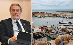 da sinistra Giancarlo Teresi, a destra il porto di Selinunte