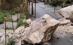 Allarme sicurezza del costone: masso si stacca dalla falesia e chiude l'accesso al porto
