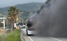 Rogo improvviso sul pullman per Palermo: a Gibellina passeggeri in fuga dalle fiamme