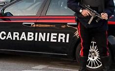 Calci, pugni e poi i colpi di coltello: padre e figlio arrestati a Marsala, caccia al terzo uomo in fuga