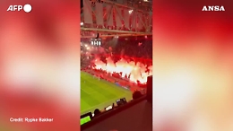La follia degli ultras dell'Ajax: allo stadio come a Capodanno (e partita sospesa)