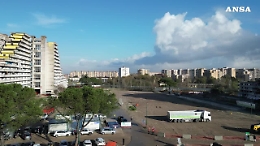 A Scampia al via la demolizione della Vela Rossa, il video dal drone