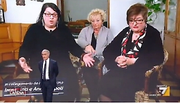 Auto bruciata al ragazzo che sostenne le sorelle Napoli: caccia ai piromani