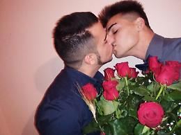 San Valentino, coppia gay vince sui social il contest “Vota il bacio più bello”