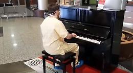 Il medico di Varese pianista che suona i Queen in ospedale