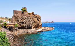 Mare e salmonella, ad Aci Castello famiglia sta male dopo il bagno