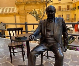 La strada dove è ubicata la statua di Camilleri ad Agrigento si chiamerà "Piazzetta dello scrittore"