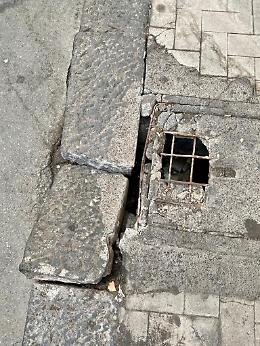 Catania: marciapiede divelto in via R. Imbriani