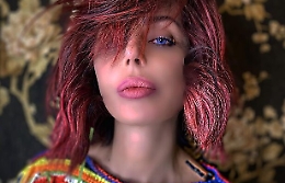 Nina Moric, capelli rosso-fucsia per il nuovo anno con Carlos accanto