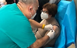 Il caso della dottoressa di Siracusa positiva al Covid dopo il vaccino: perché non deve preoccupare
