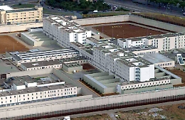 Madre e compagna di detenuti tentano di cedere droga al Pagliarelli: arresti e denunce
