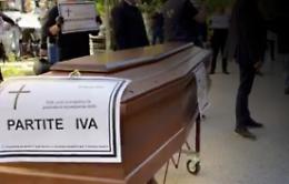 Una bara davanti alla sede dell'Agenzia delle Entrate di Palermo