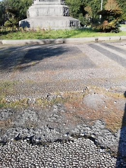 Catania, furgone rifiuti rovina pavimentazione in piazza Roma