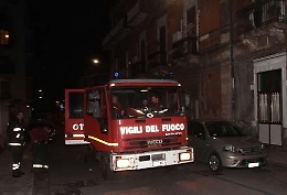 Paternò, incendio nel cortile di un condominio: a fuoco quattro mezzi