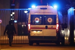 Rimprovera un ragazzino e i parenti del bullo gli rompono la mandibola