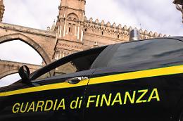 Palermo, rimosso chiosco abusivo: titolare minaccia di darsi fuoco