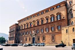 Cade dalle scale vicino Palazzo di Normanni, sarà risarcito con 18 mila euro