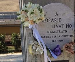Agrigento, sposi lasciano il bouquet di nozze sulla stele dedicata a Rosario Livatino