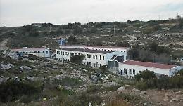Migranti, neonata muore nell'hotspot di Lampedusa