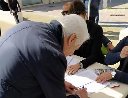 Agrigento, tanta gente a San Leone per la raccolta firme di Fratelli d'Italia