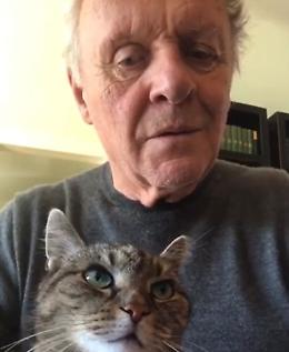 Coronavirus, Anthony Hopkins suona per il suo Niblo