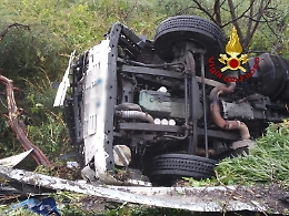 Autocisterna carica di ossigeno si ribalta sulla A18: ferito l'autista