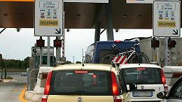 Catania, al casello in un'ora 49 multe ai furbetti della corsia Telepass