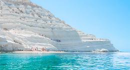 Scala dei Turchi: violano i sigilli, nei guai 13 persone