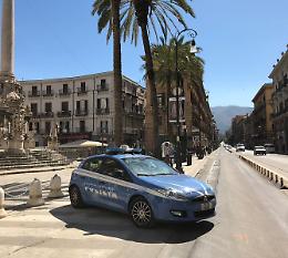 Palermo, tenta di rubare auto vicino al commissariato: arrestato
