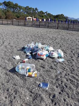 Marina di Cottone (CT): rifiuti in spiaggia a tre giorni dal ferragosto