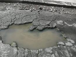 Catania: grossa buca pericolosa al Villaggio Zia Lisa seconda