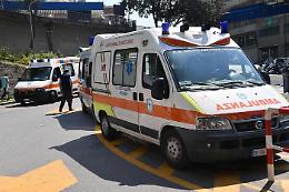 Bimbo di 7 anni si sporge dalla finestra e cade giù: morto nel Siracusano