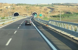 Incidente coinvolge 4 mezzi lungo la Ct-Sr: chiusa carreggiata