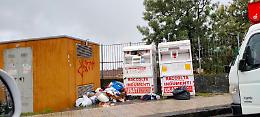 Tremestieri Etneo (CT): Cassoni per abiti usati in via Giardini