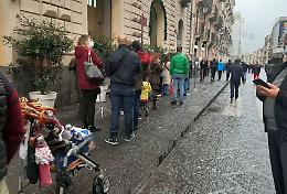 Il maltempo frena lo shopping, ma c'è ancora troppa gente in giro: «Così vanificheremo tutto»