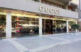 Palermo, esce dal negozio Gucci pieno di regali: rapinato di 25.000 €