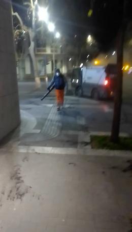 Etna, spazzatrici e soffiatori in azione a Catania per ripulire strade e piazze