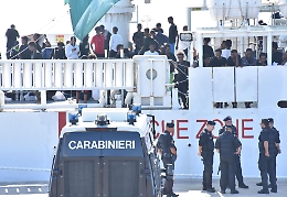 Nave Diciotti e la beffa di 2 eritrei: «Siamo fuggiti calandoci in mare»