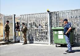 Mineo, via i primi 50 migranti dal Cara
Il sindaco: «Ora lo Stato ci risarcisca»
