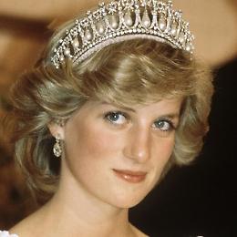 All'asta tre abiti da sera di Lady Diana, uno vale 400 mila dollari