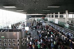 Ruba occhiali, dolciumi e profumi all'aeroporto di Catania: presa poco prima di partire per Perugia