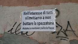 Catania, nella “piazza della vergogna” non bastano i cartelli contro gli incivili