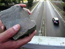 Sassi da cavalcavia sull'A20, colpita un'auto: due 17enni arrestati nel Messinese