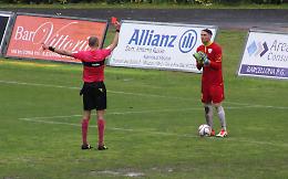 Il portiere non trattiene la pipì, l'arbitro lo espelle