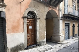 Ragusa, il giallo della donna morta in casa, marito di nuovo in Questura