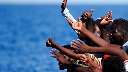 Migranti, muore in mare nel tentativo di salvarsi