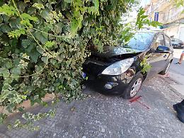 Acquaviva, freno a mano disinserito in discesa e l'auto travolge un'anziana