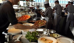 Peppe, laureato, che serve ai tavoli per 40 € al giorno (in nero)