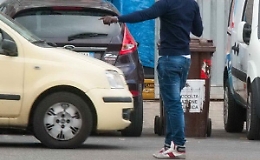 Noto, pretende denaro per sosta auto: 
arrestato un parcheggiatore abusivo