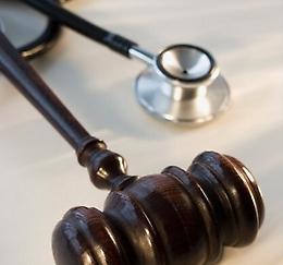 Un padre denuncia: «Mia figlia rischia la vita per errore dei medici»